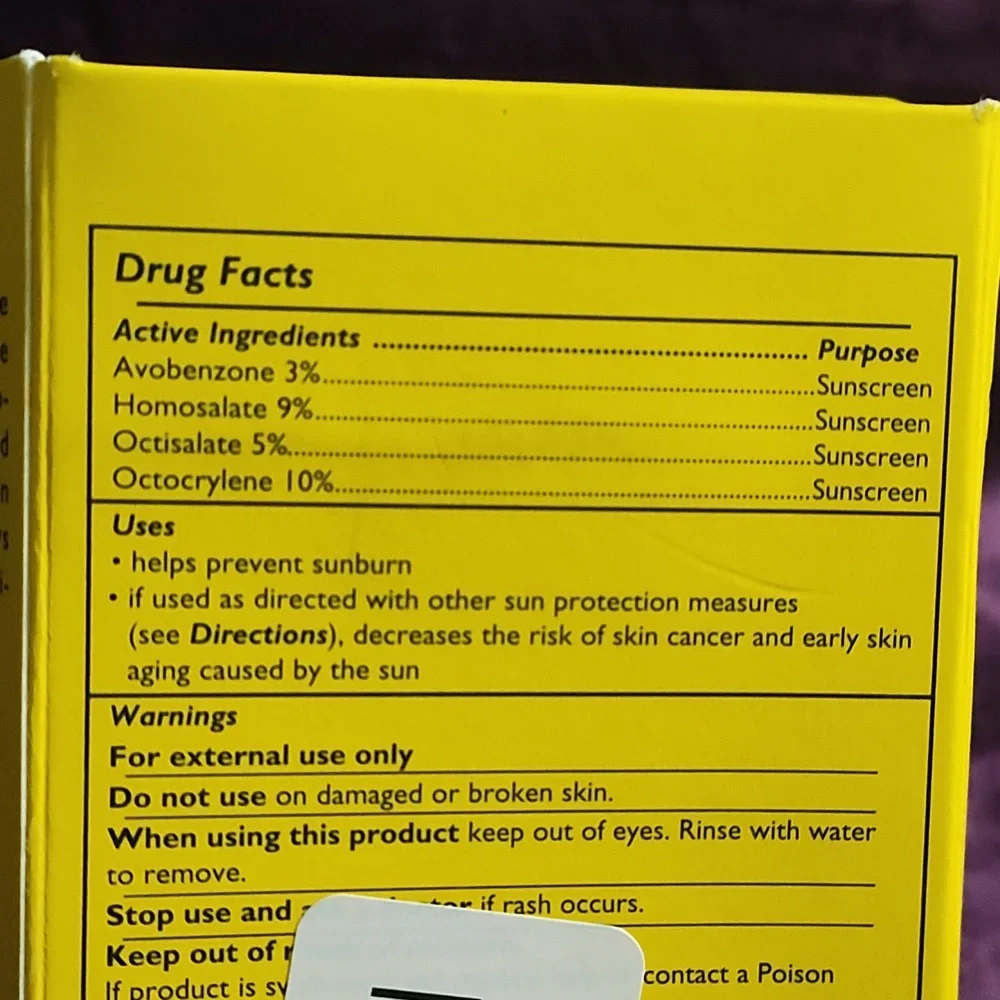 Peter Thomas Roth max matte sunscreen - Picture 4 of 6